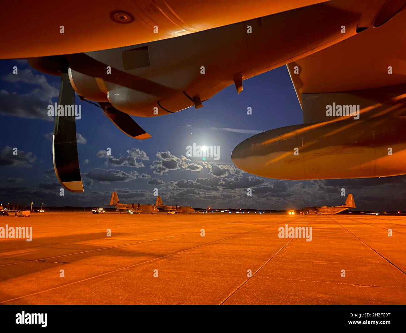 Un aereo HC-130J Combat King II, assegnato alla 920a Ala di salvataggio, siede sulla linea del flightline alla base della forza spaziale di Patrick, Florida, 21 ottobre 2021. Il Combat King II è l'unica piattaforma di recupero del personale ad ala fissa dedicata dell'aeronautica statunitense ed è una variante C-130J specializzata in profili tattici e operazioni di recupero in ambienti austeri. (STATI UNITI Air Force foto) Foto Stock