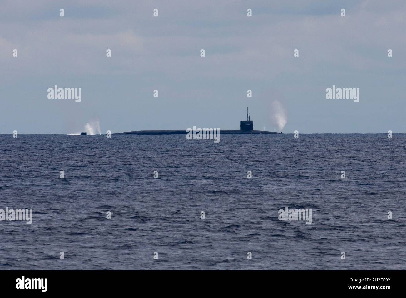 210917-N-JS726-0104 OCEANO ATLANTICO (DAL 17, 2021) il sottomarino missilistico balistico USS Wyoming di classe Ohio (SSBN 742) si sommerge durante l'operazione di dimostrazione e Shakedown (DASO) 31. L’obiettivo primario di DASO è quello di valutare e dimostrare la disponibilità del sistema d’arma strategica (SWS) e dell’equipaggio della SSBN prima dello spiegamento operativo in seguito alla revisione del rifornimento del sottomarino. (STATI UNITI Foto Navy di David Holmes/Released) Foto Stock