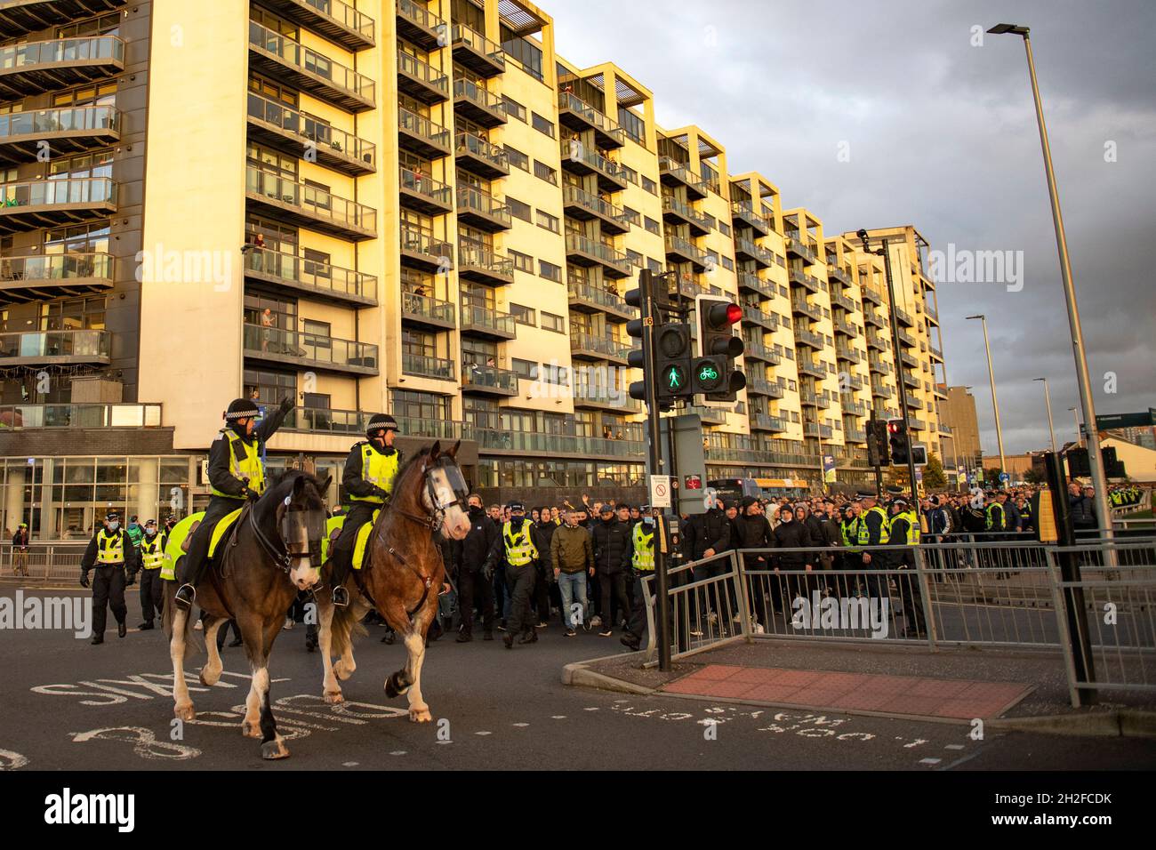 Glasgow, Scozia, Regno Unito. 21 ottobre 2021. NELLA FOTO: Ufficiali di polizia e cavalli di polizia hanno visto scortare Brøndby SE tifosi del club di calcio allo stadio Ibrox. Credit: Colin Fisher/Alamy Live News Foto Stock