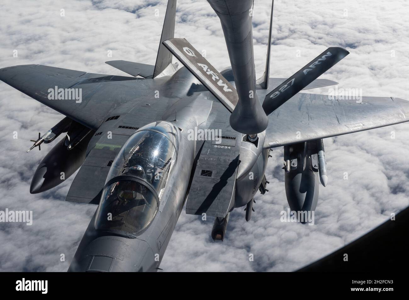 Un F-15 Eagle assegnato alla base dell'aeronautica domestica della montagna si avvicina al boom di un KC-135 Stratotanker aereo assegnato a MacDill AFB durante il volo, il 14 ottobre 2021. L'equipaggio assegnato al 50° ARS partì da MacDill per un allenamento off-site con la 366a ala Fighter basata su Mountain Home AFB, Idaho. (STATI UNITI Air Force foto di Senior Airman Shannon Bowman) Foto Stock