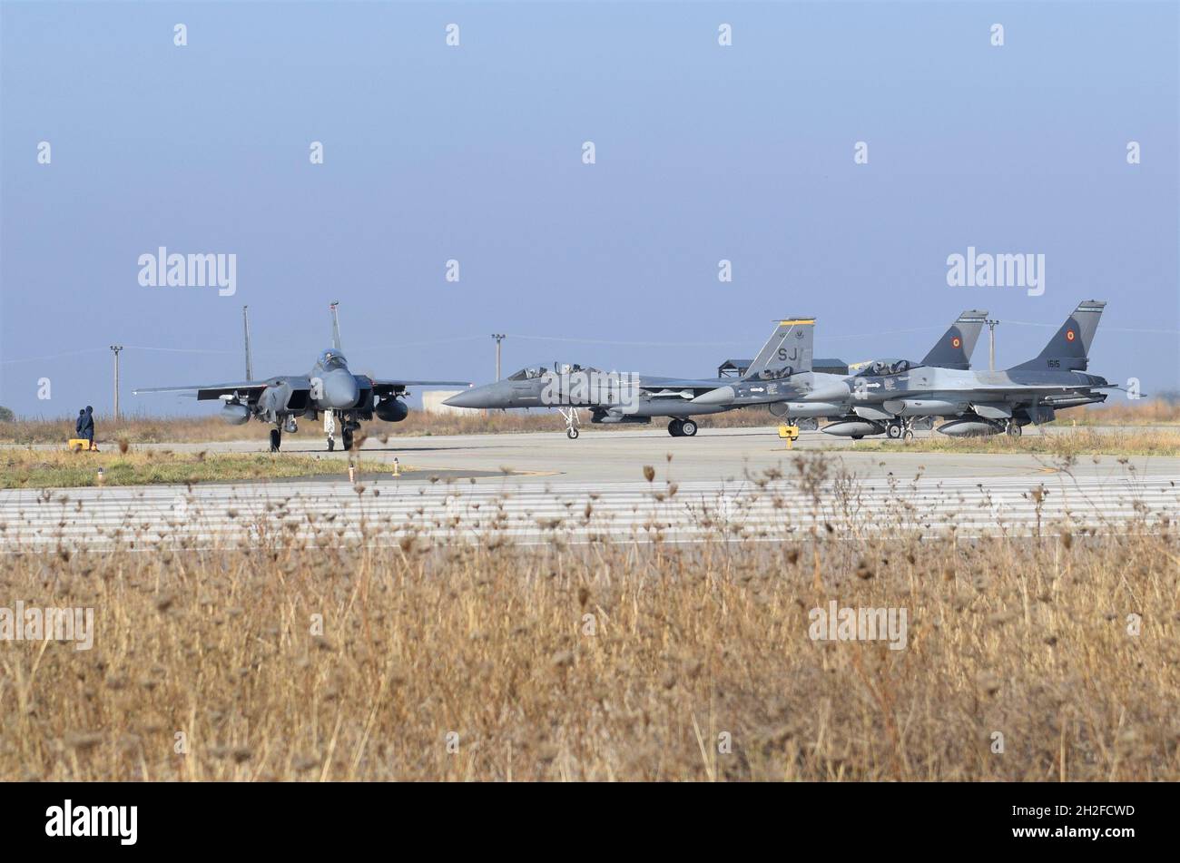 US F-15E Sciopero aquile dal 336th Fighter Squadron, 4th Fighter Wing, Seymour Johnson Air Force base, North Carolina, taxi accanto a rumeno F-16 Fighting Falcon aereo durante la seconda settimana di operazione Castle Forge a Balcea Air base, Romania, 20 ottobre 2021. L’obiettivo centrale di Castle Forge è quello di fornire un ambiente incentrato sulla partnership e affermare l’impegno degli Stati Uniti nei confronti degli alleati della NATO nella regione del Mar Nero (U.S.A. Air Force foto di Capt. Andrew Layton). Foto Stock