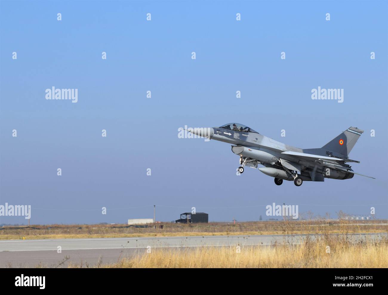 Un F-16 rumeno Fighting Falcon atterra alla base aerea di Balcea, Romania, 20 ottobre 2021, durante l'operazione Castle Forge. Castle Forge simula tattiche di dispiegamento e dispersione per le unità dell'Aeronautica militare degli Stati Uniti mentre si allenano insieme alle controparti dell'Aeronautica greca, bulgara e rumena (U.S.A. Air Force foto di Capt. Andrew Layton). Foto Stock