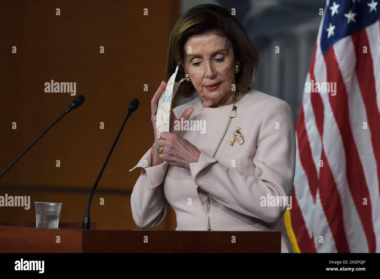Washington, Stati Uniti. 21 ottobre 2021. House Speaker, Nancy Pelosi (D-CA) arriva per tenere la sua conferenza stampa settimanale a HVC/Capitol Hill. Credit: SOPA Images Limited/Alamy Live News Foto Stock