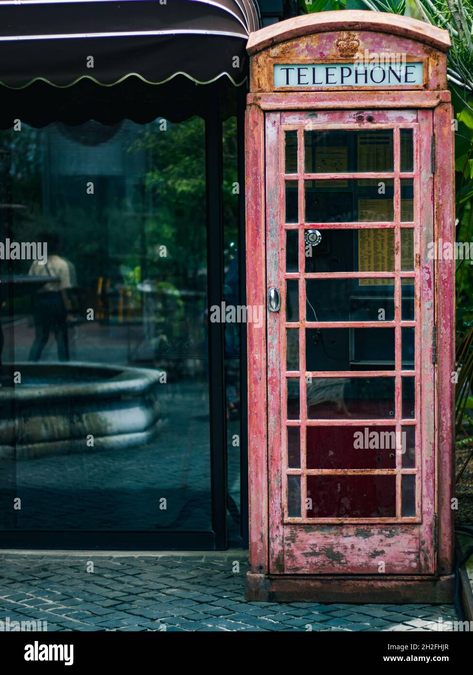 Telefono vintage a pagamento per strada Foto Stock