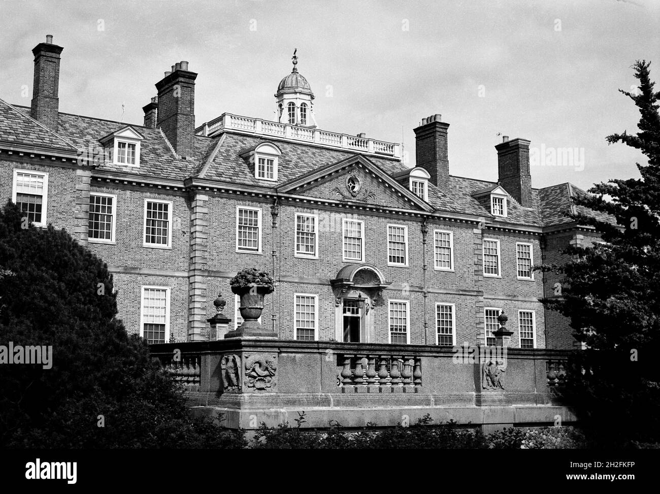 The Great House - considerato il capolavoro di David Adler. Vista frontale del palazzo in mattoni e pietra in un giorno coperto. Catturato in nero analogico e wh Foto Stock