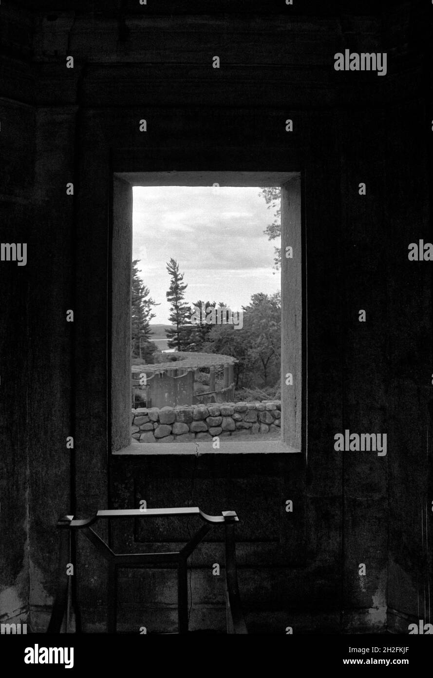 Vista del Giardino delle Rose attraverso la finestra del Giardino formale Italiano - progettato dai Fratelli Olmsted alla tenuta Crane. Catturato in pellicola BW Foto Stock