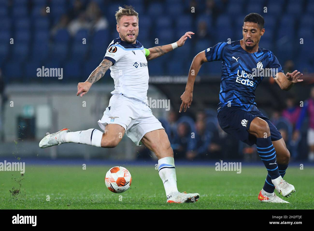 Roma, Lazio. 21 ottobre 2021. Ciro immobile della SS Lazio William Saliba dell'Olympique de Marseille durante la partita Europa League tra la SS Lazio e l'Olympique Marseille allo stadio Olimpico di Roma, Italia, 21 ottobre 2021. Fotogrofo01 Credit: Independent Photo Agency/Alamy Live News Foto Stock