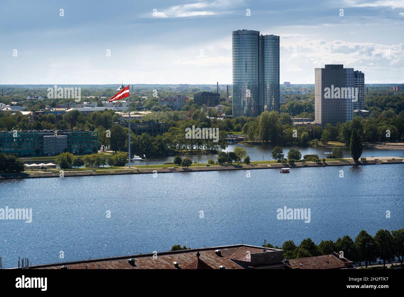 Veduta aerea dello skyline della Cisgiordania di Daugava (Pardaugava) e bandiera lettone - riga, Lettonia Foto Stock