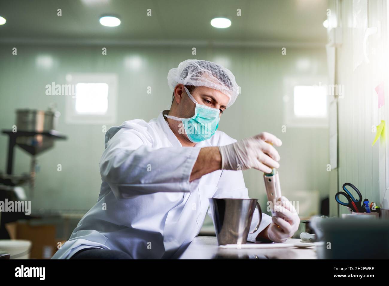 Concetto di medicina al medico di lavoro della farmacia malato alla ricerca di cura. Foto Stock