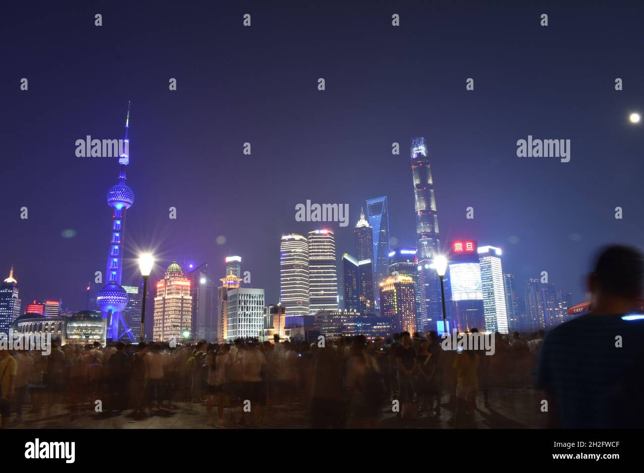 Paesaggio del Bund circondato da luci di notte a Shanghai, Cina Foto Stock