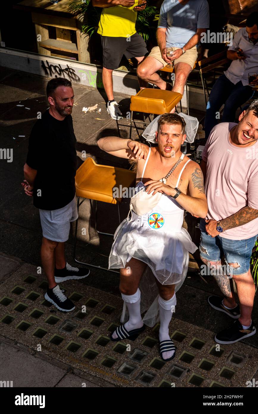 Un giovane uomo in Fancy Dress fuori Da Un bar nella zona di Waterloo, Londra, Regno Unito. Foto Stock