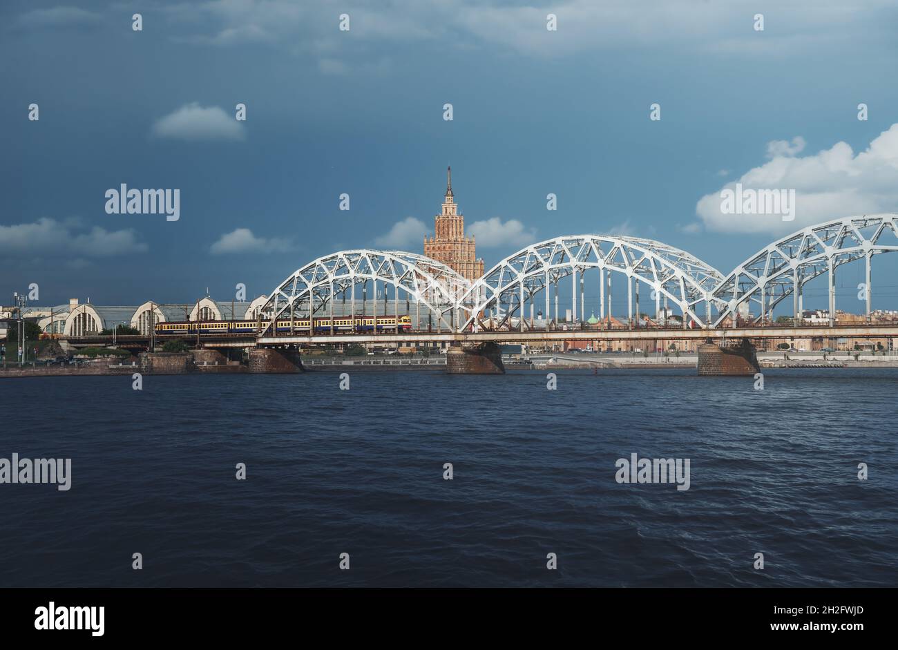 Ponte ferroviario e Accademia Lettone delle Scienze - riga, Lettonia Foto Stock