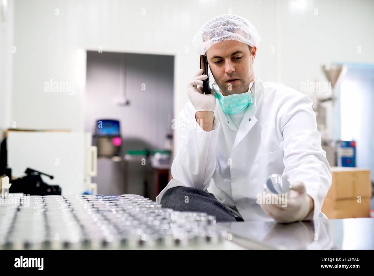 Concetto di medicina che parla di telefono che vende il suo prodotto internet online. Foto Stock