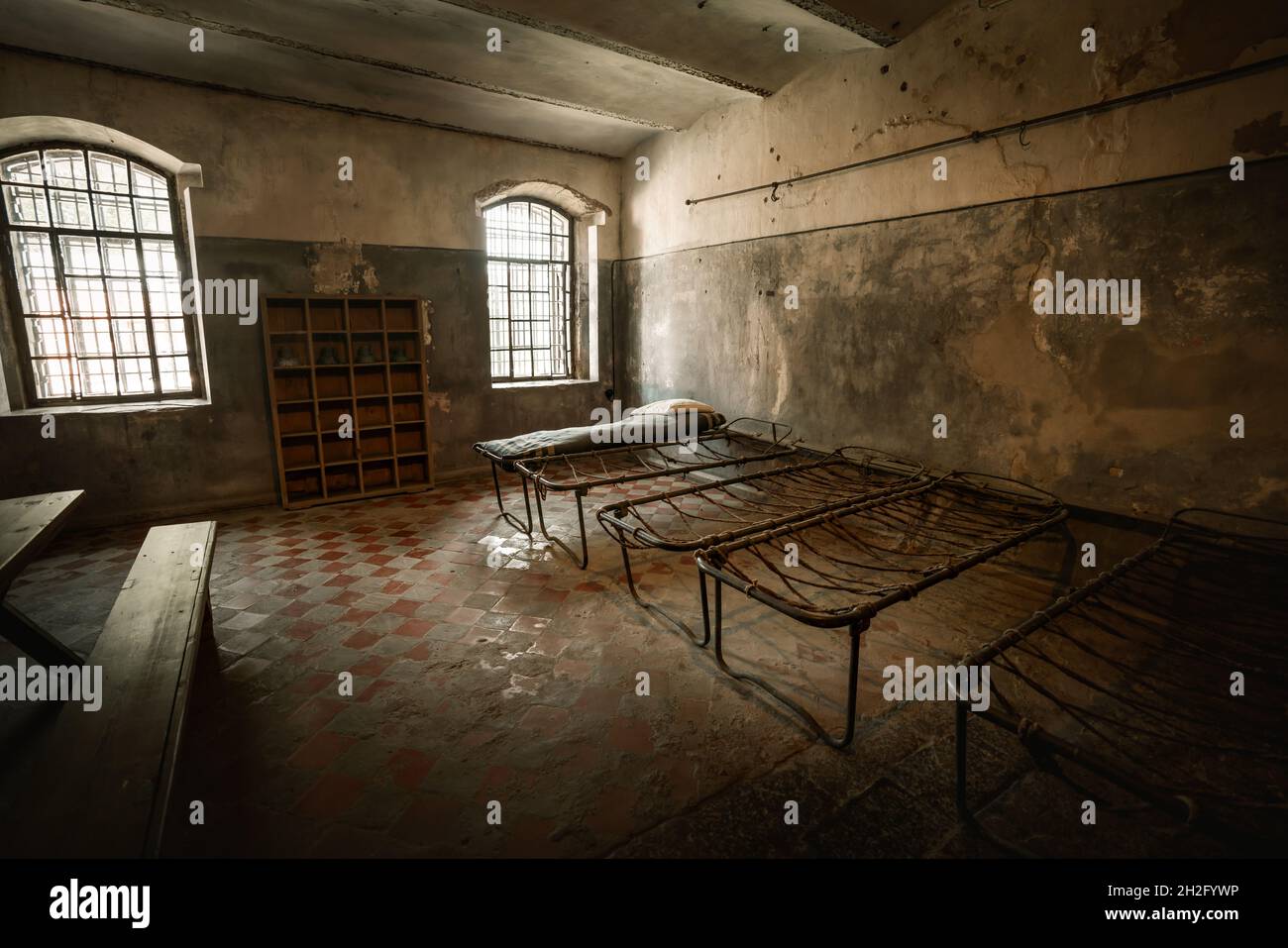 Cella di prigione all'interno del Ninth Fort - Kaunas, Lituania Foto Stock