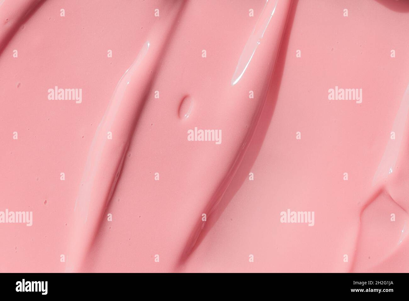 Crema di bellezza idratante, Swatch al balsamo, vernice rosa, yogurt. Crema di pesca, idratante, shampoo sparso, crema solare, fondo spalmato cosmetico Foto Stock