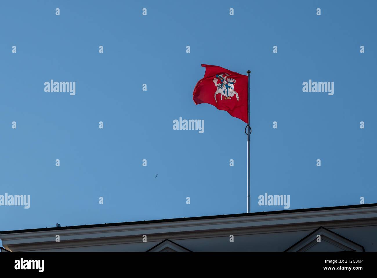Bandiera nazionale storica della Lituania su un cielo blu Foto Stock