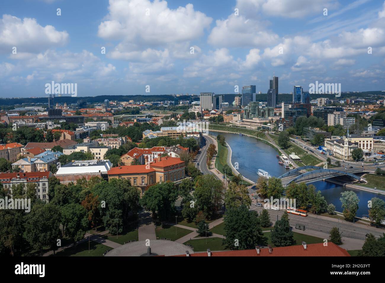 Vista aerea del fiume Neris con gli edifici moderni del nuovo centro della città (Snipiskes sud) - Vilnius, Lituania Foto Stock