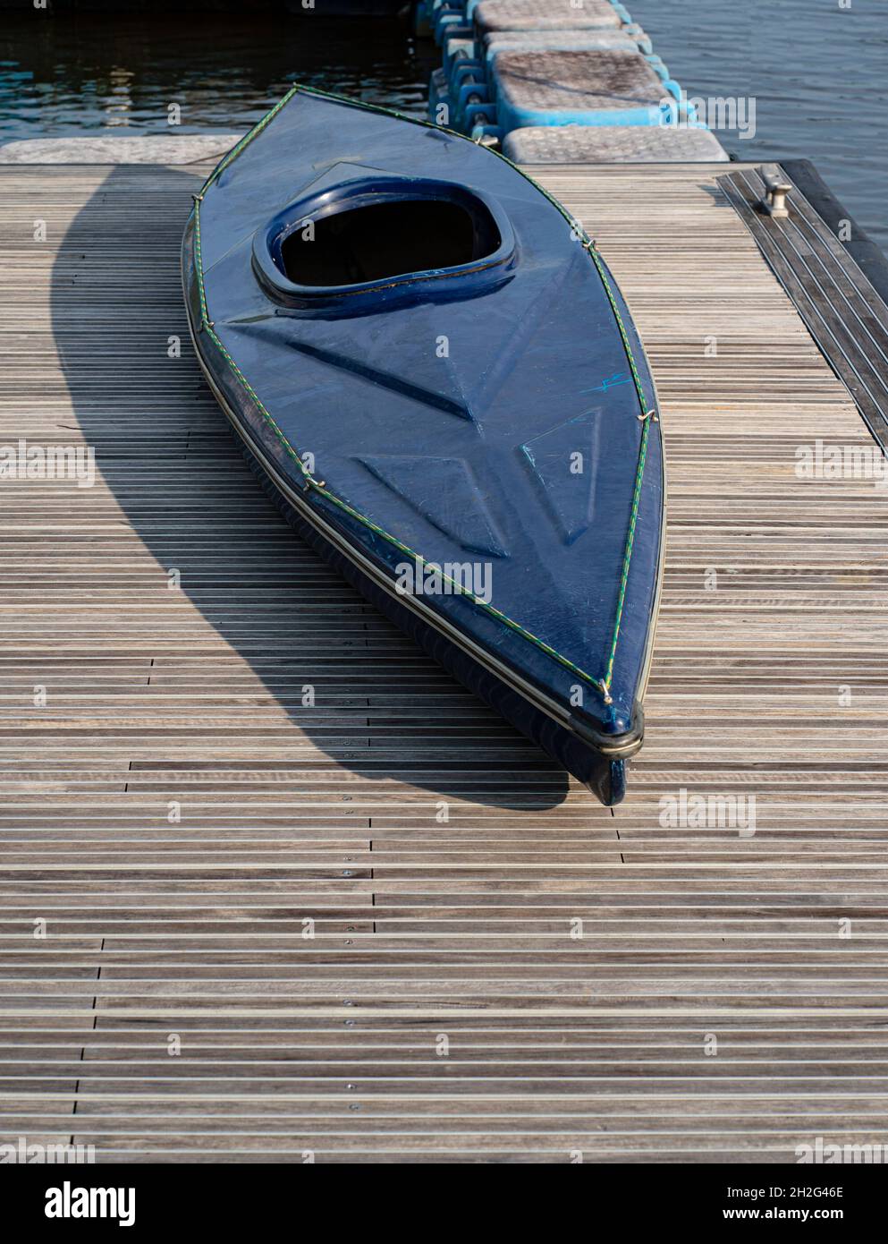Una vista di un kayak a posto singolo per il lato prua. Punti di messa a fuoco selettivi Foto Stock