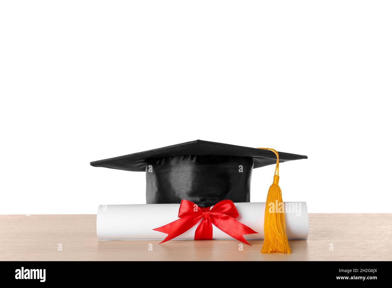 Cappello di laurea e diploma su tavolo su sfondo bianco Foto stock - Alamy