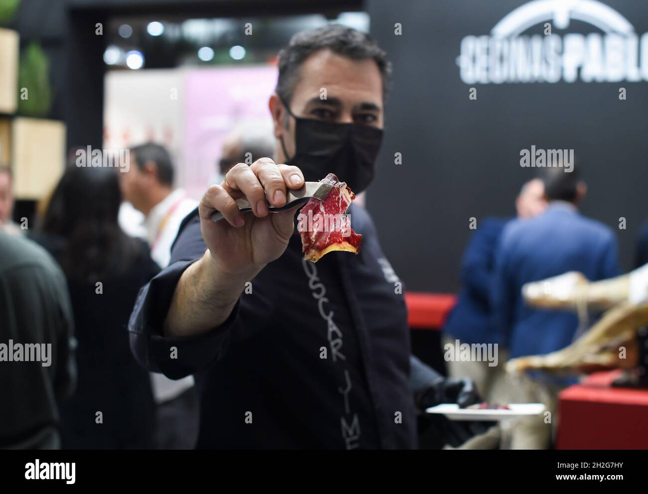 Madrid, Spagna. 20 Ott 2021. Un'esibizionista mostra il prosciutto spagnolo a Feria de Madrid, in Spagna, il 20 ottobre 2021. I buongustai del 34esimo Salon si tenevano qui dal 18 al 21 ottobre. Credit: Gustavo Valiente/Xinhua/Alamy Live News Foto Stock
