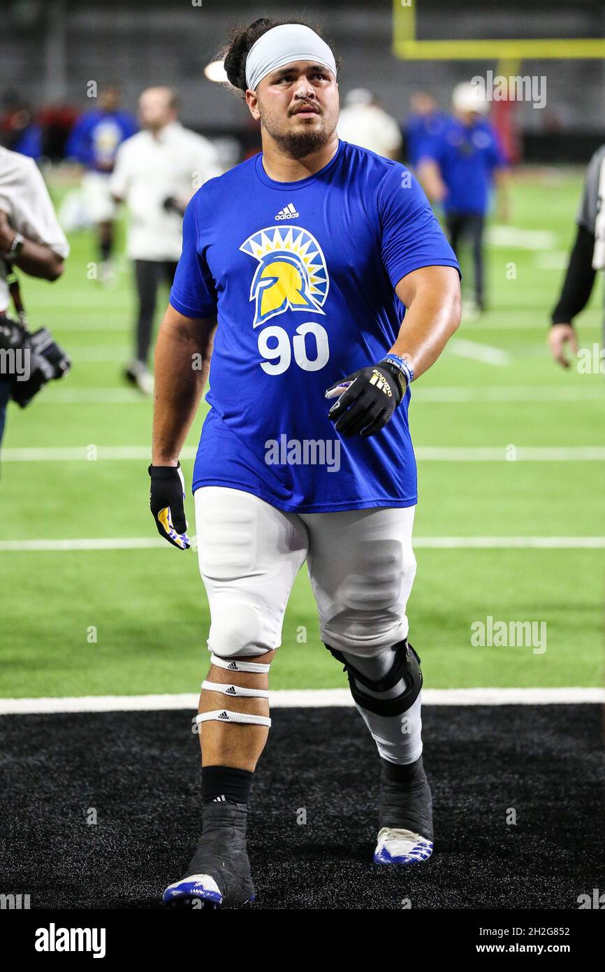 Las Vegas, Nevada, USA. 21 ottobre 2021. Il lineman difensivo di San Jose Spartans, Lando Gray (90), si riscalda prima dell'inizio della partita di football dell'NCAA con i San Jose state Spartans e i ribelli dell'UNLV allo stadio Allegiant di Las Vegas, Nevada. Christopher Trim/CSM/Alamy Live News Foto Stock