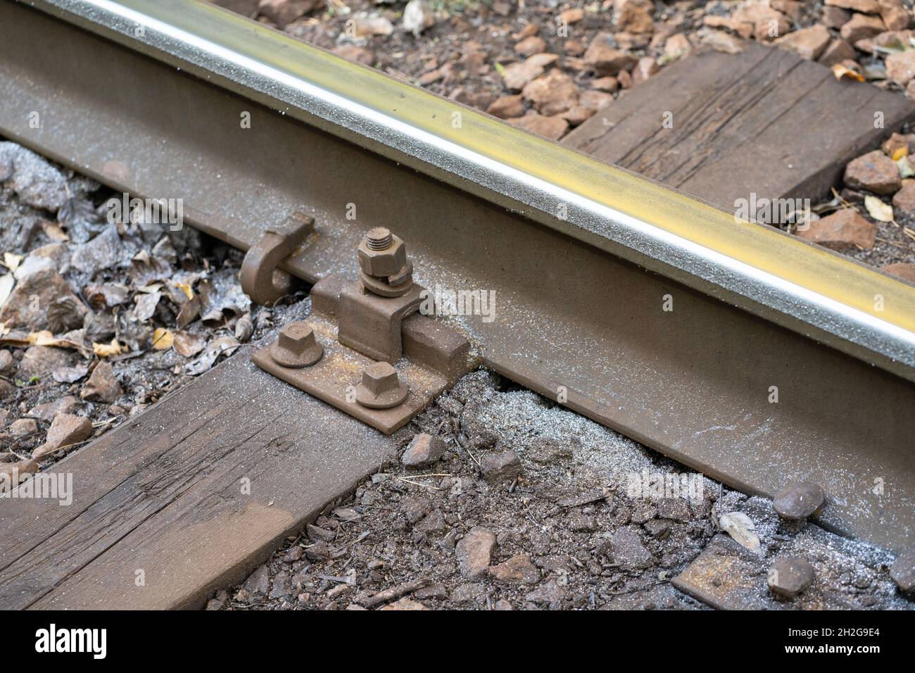 Aumento dell'usura laterale della rotaia in acciaio con trucioli metallici in curva molto ripida. Foto Stock