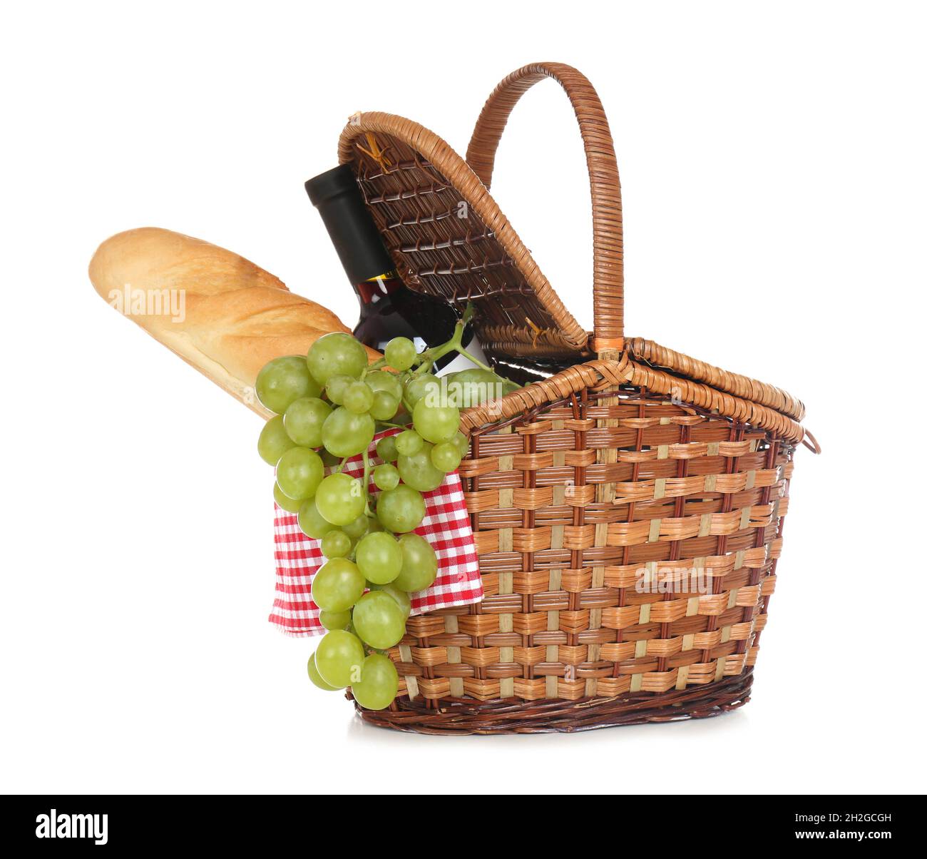 Cestino di vimini per pic-nic pieno di cibo su sfondo bianco Foto stock -  Alamy