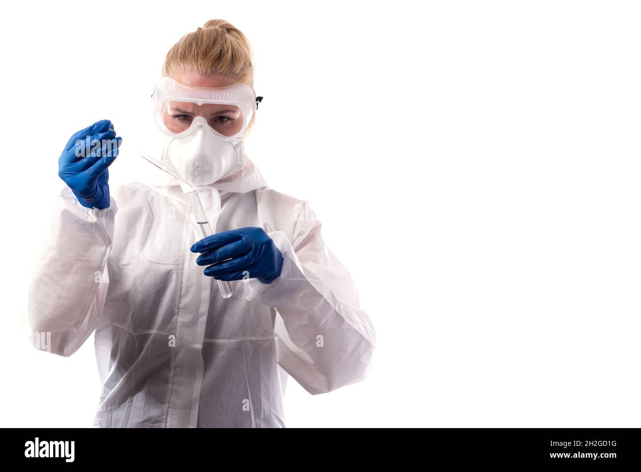 Campionamento da acqua aperta. Uno scienziato o un biologo prende un campione di acqua. Prelevare un campione d'acqua in una provetta per analisi chimica con una pipetta. Foto Stock