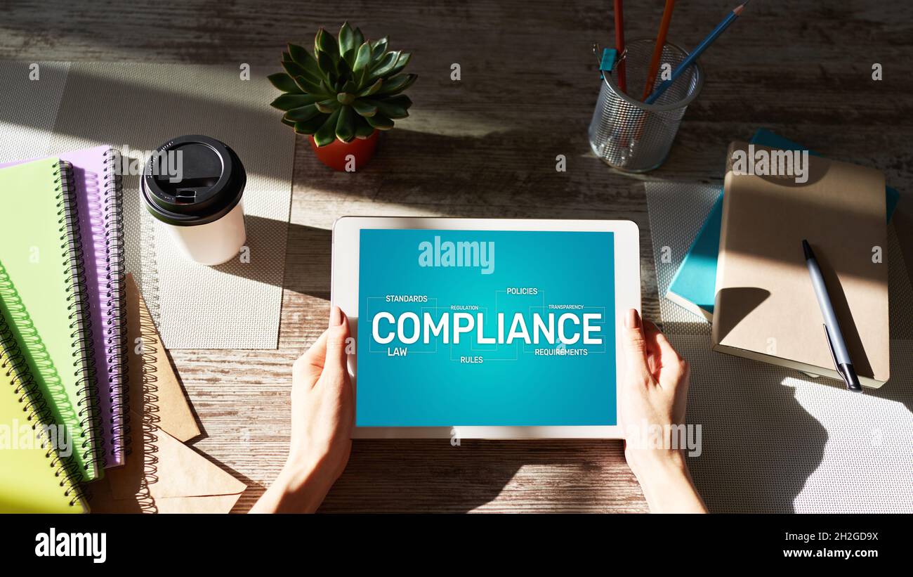 Concetto di conformità con icone e diagrammi. Regolamenti, leggi, standard, requisiti, audit. Informazioni sullo schermo del dispositivo. Foto Stock