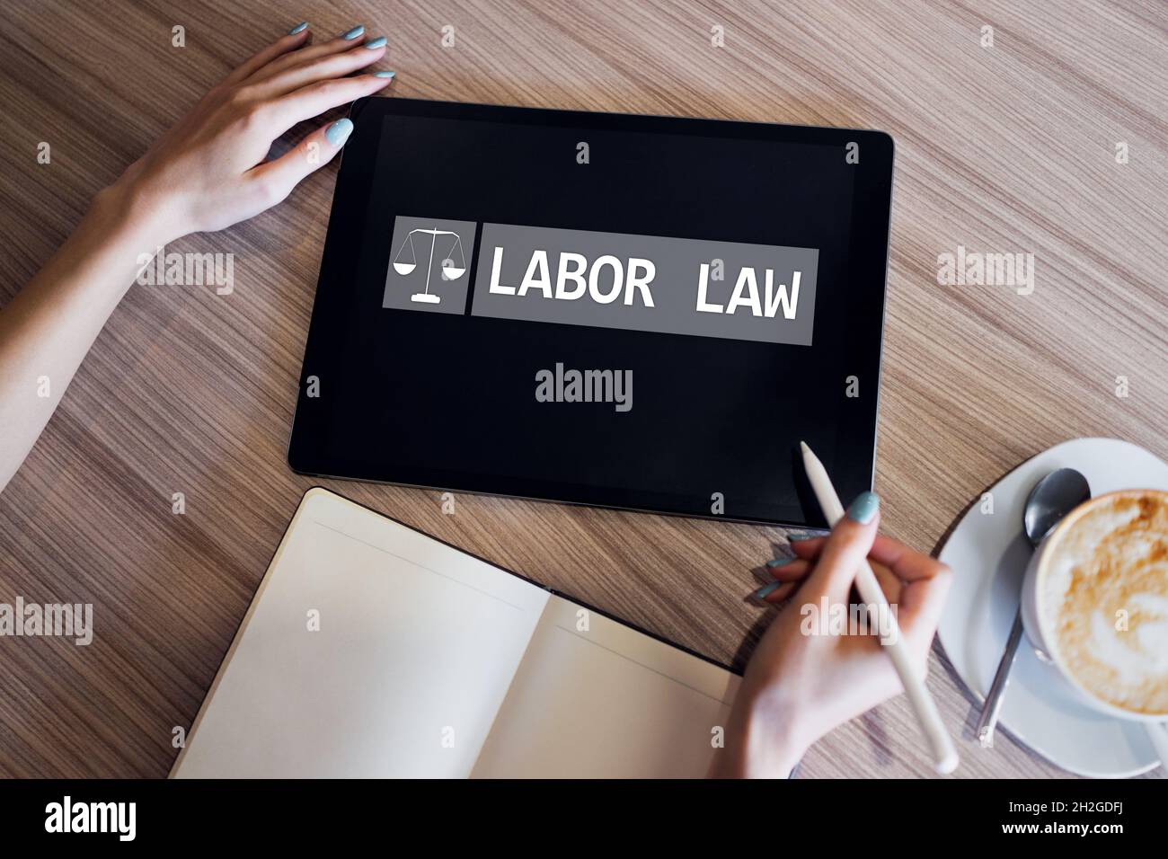 Icona della legge sul lavoro e testo sullo schermo del dispositivo. Foto Stock