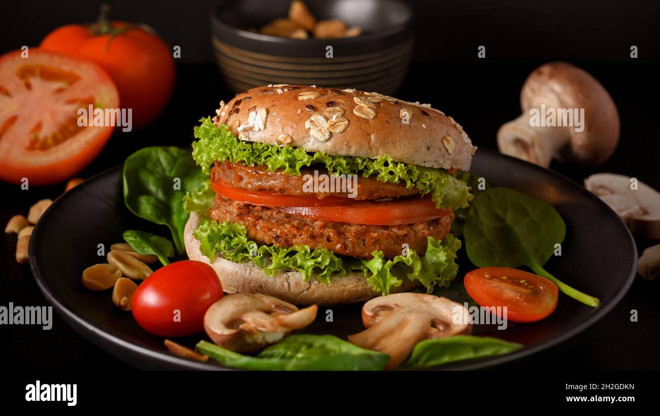 Hamburger a base di piante con cotoletta di vegano e ingredienti biologici. Cibo sano, concetto di cibo vegano. Foto Stock
