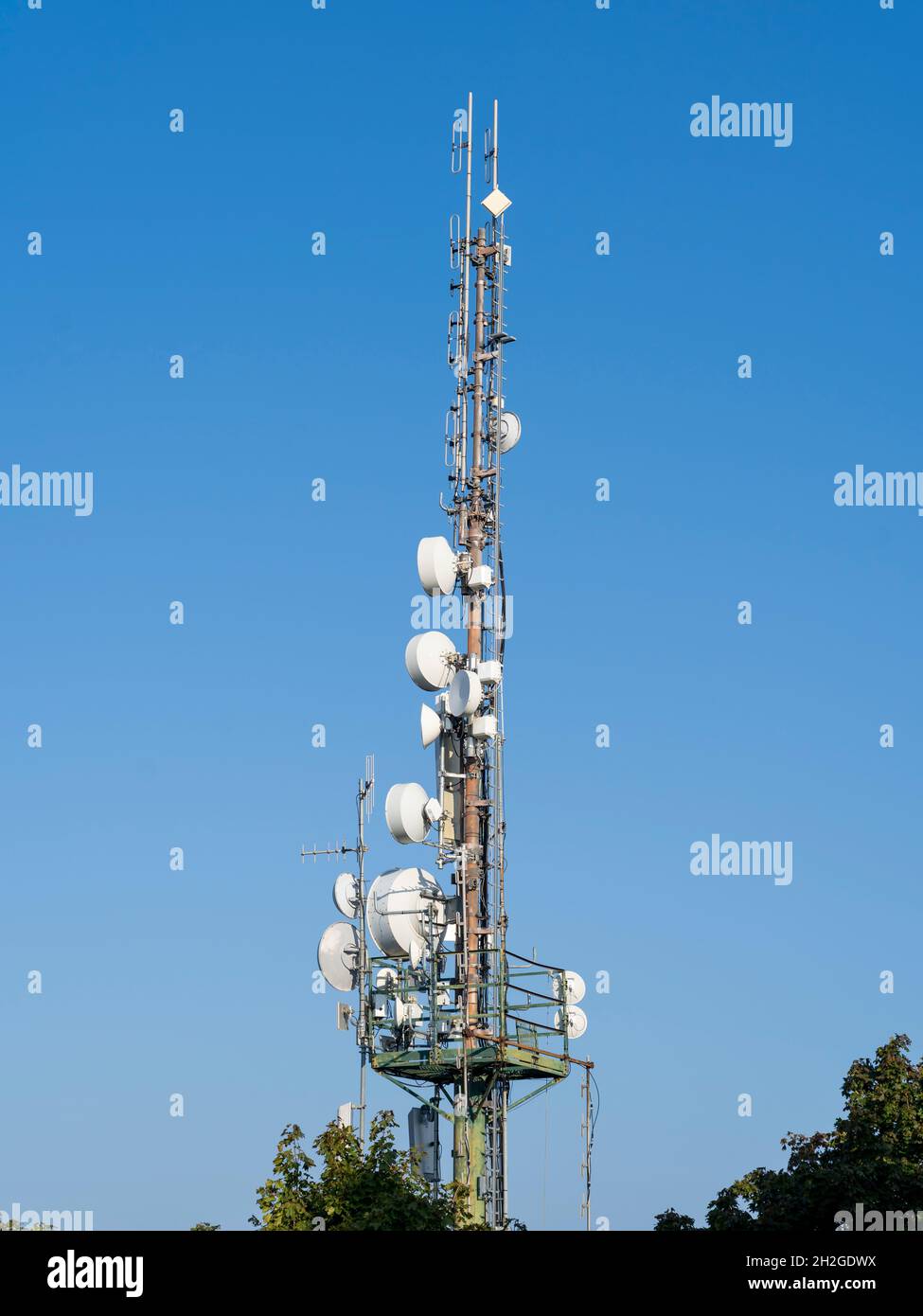 Torre di telecomunicazione della rete cellulare 4G e 5G. Apparecchiature di telecomunicazione per reti radio 5G con moduli radio e antenne diverse Foto Stock