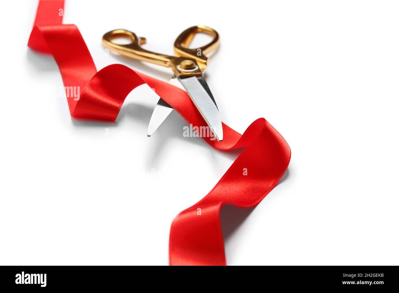 Nastro e forbici su sfondo bianco. Taglio nastro rosso cerimoniale Foto  stock - Alamy