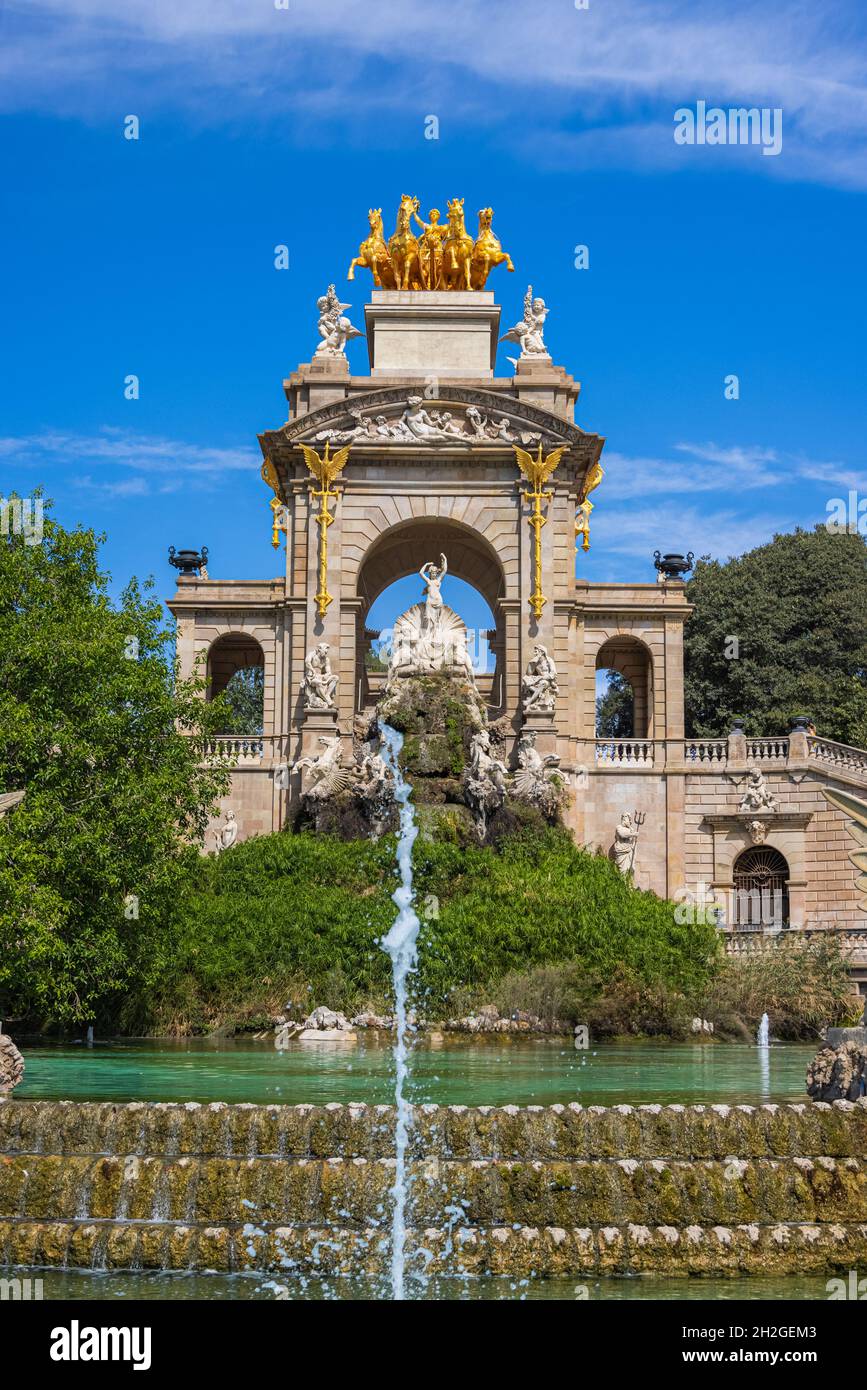 Barcellona, Spagna - 20 settembre 2021: Vista della fontana dal Parc de la Ciutadella. Un piccolo lago, musei e una grande fontana disegnata da Josep Foto Stock