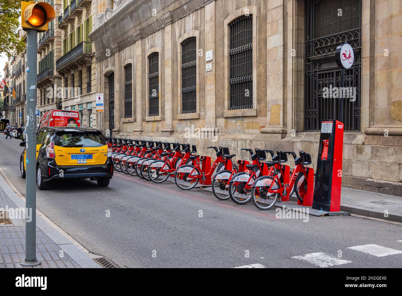Barcellona, Spagna - 21 settembre 2021: Noleggio biciclette presso la stazione di parcheggio in strada. Noleggio di biciclette pubbliche. Stile di vita sano. Bicicletta rac Foto Stock