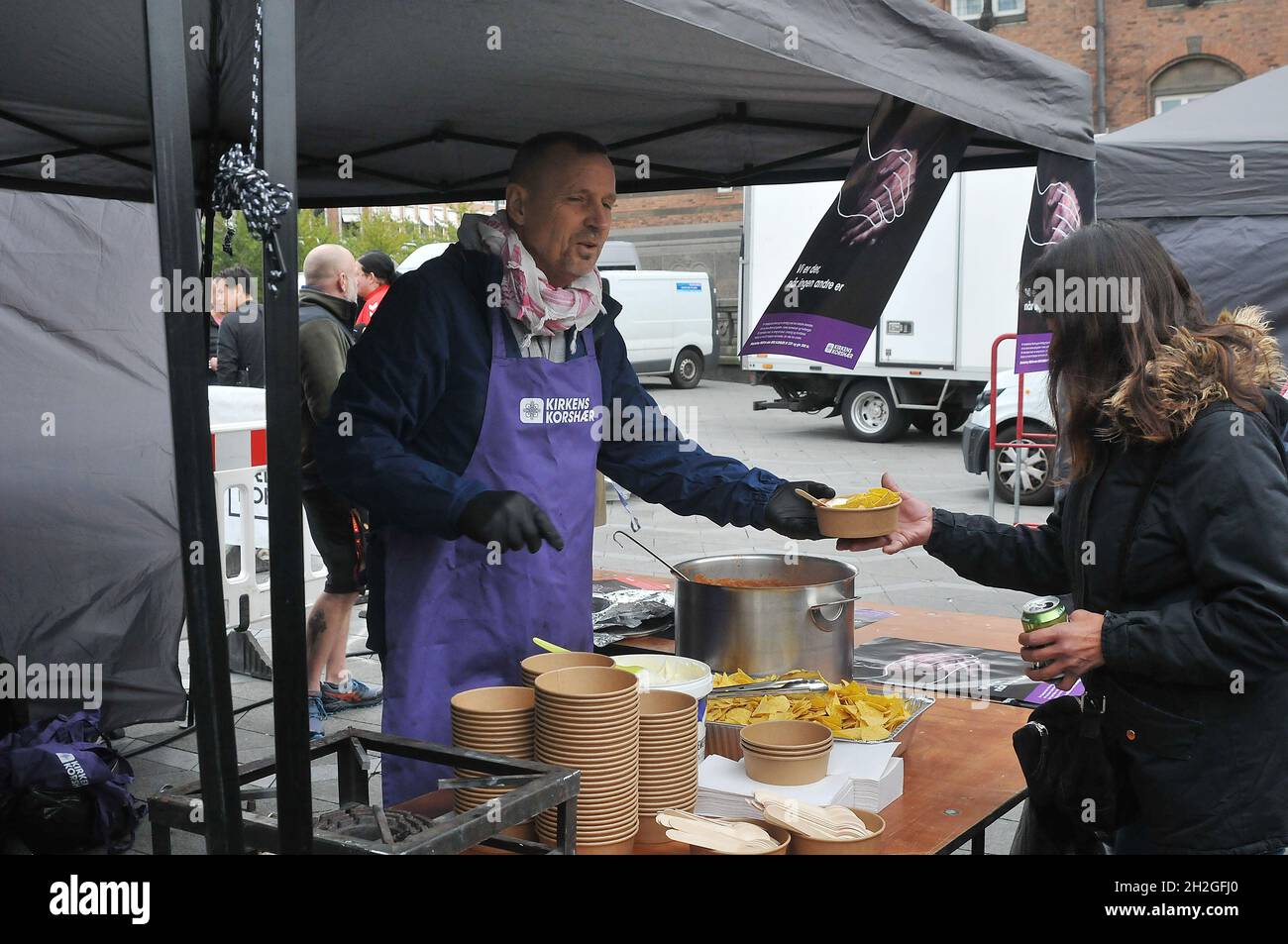 Kastrup/Copenhagen/Denmark./16 October 2021/Home meno giorno e le ONG danesi forniscono gratuitamente per mangiare e bere a persone senzatane che vivono nella capitale. (Foto..Francis Joseph Dean/Dean Pictures) Foto Stock