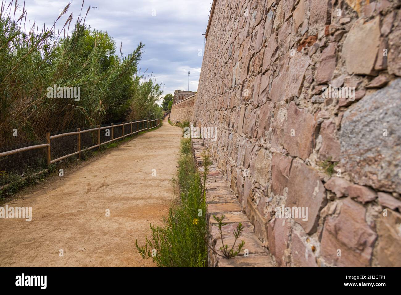 Barcellona, Spagna - 22 settembre 2021: La passerella del parco intorno al Castell de Montjuic. Luogo ideale per una passeggiata e rilassarsi in un ambiente storico Foto Stock