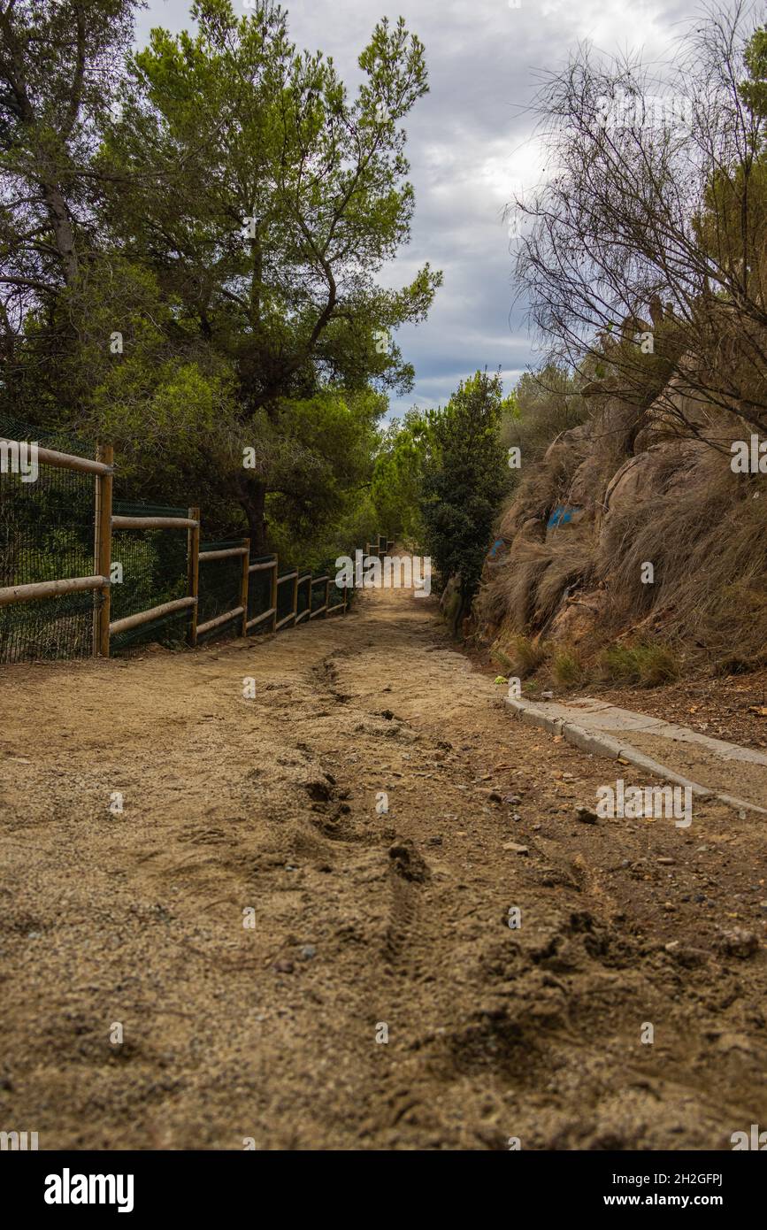 Barcellona, Spagna - 22 settembre 2021: La passerella del parco intorno al Castell de Montjuic. Luogo ideale per una passeggiata e rilassarsi in un ambiente storico Foto Stock