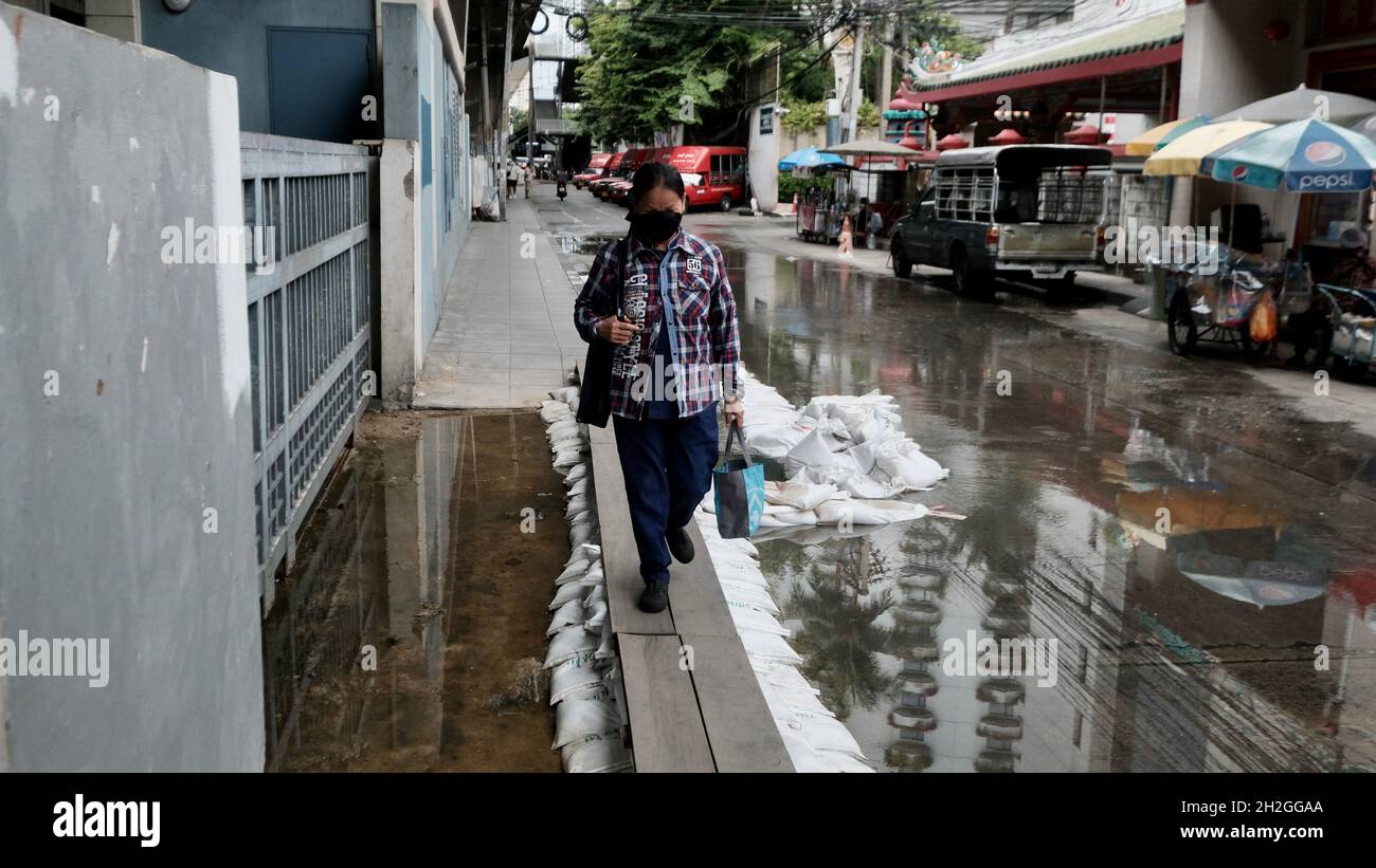 Strade allagate e fognature scarse causa Ponding a Bangkok Thailandia Foto Stock