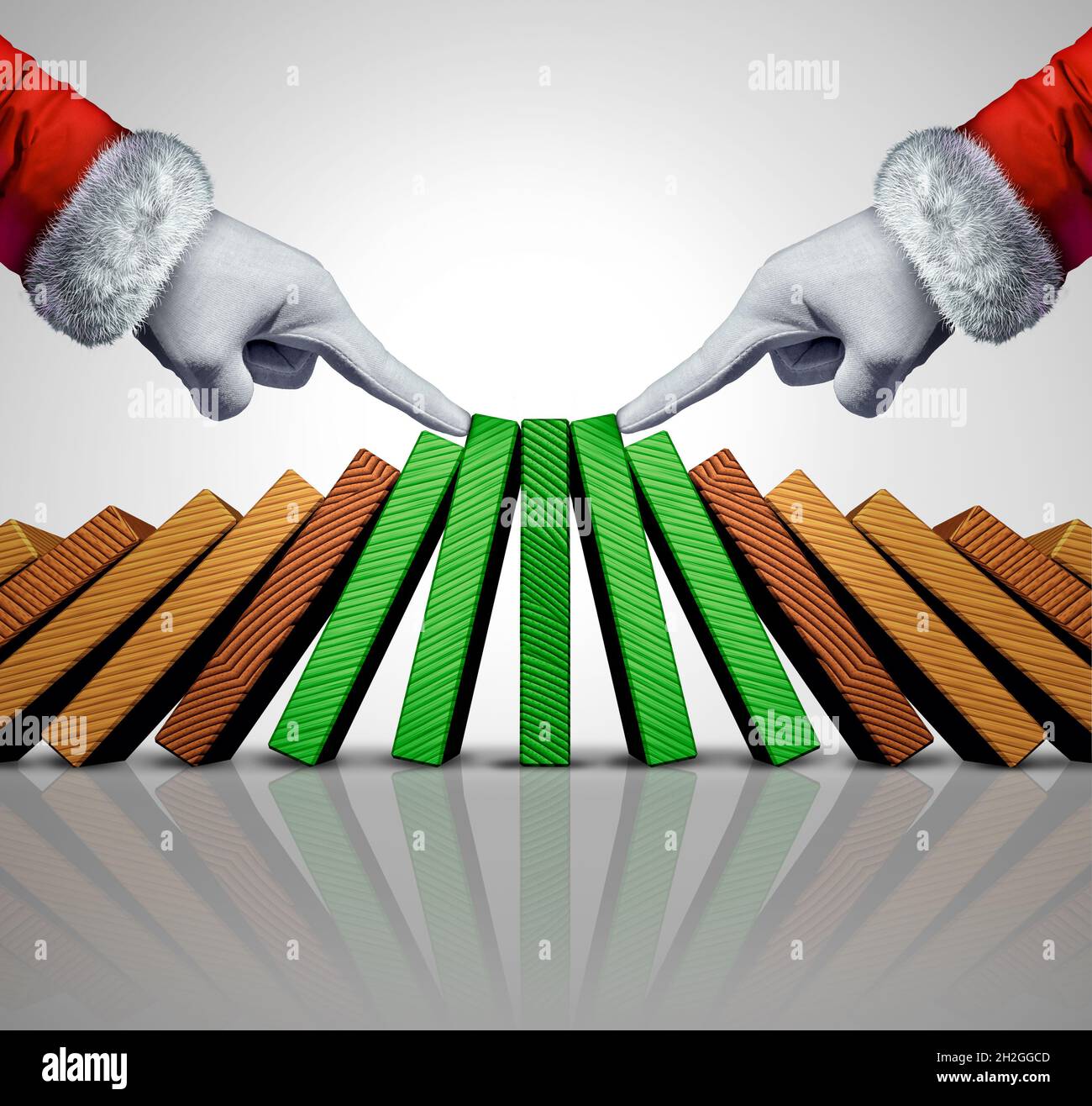 Albero di Natale creativo e festa di Capodanno come Babbo Natale mani spingendo domino pezzi o dominali per formare una forma astratta verde. Foto Stock