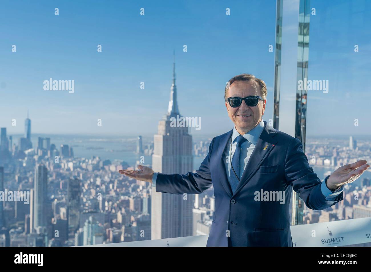 New York, Stati Uniti. 21 ottobre 2021. Il ristoratore Daniel Boulud ha visto sulla piattaforma di osservazione Summit One Vanderbilt durante la grande apertura a New York il 21 ottobre 2021. Alla grande apertura hanno partecipato molti ospiti VIP, tra cui il presidente Brooklyn Borough e il candidato del Partito democratico per il sindaco nelle prossime elezioni, il tenente governatore Brian Benjamin, l'artista Kenzo Digital, il senatore di stato Brad Hoylman, il ristoratore Daniel Boulud. (Foto di Lev Radin/Sipa USA) Credit: Sipa USA/Alamy Live News Foto Stock