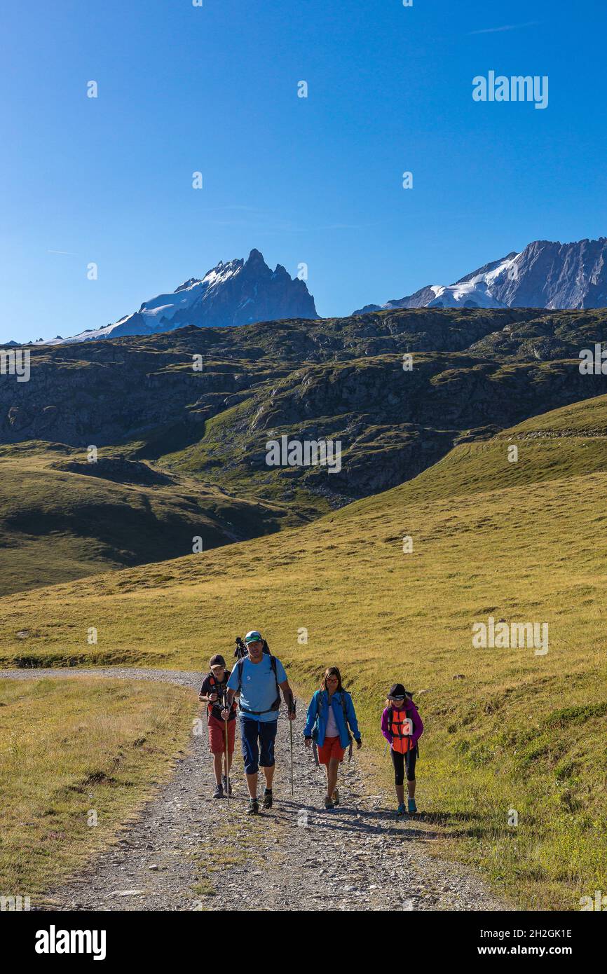 HAUTES-ALPES (05), LA GRAVE, SERRE CHEVALIER, PARCO NAZIONALE DEGLI ECRINS, ALTOPIANO EMPARIS, ESCURSIONI CON ALEXANDRE PUECH, GUIDA DI MONTAGNA CON ORIZZONTI MOUNTAI Foto Stock