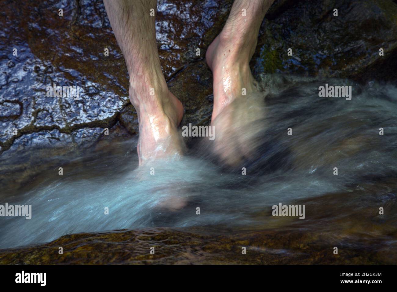 L'acqua fresca precipita sui piedi a Todtnau nella Foresta Nera Foto Stock