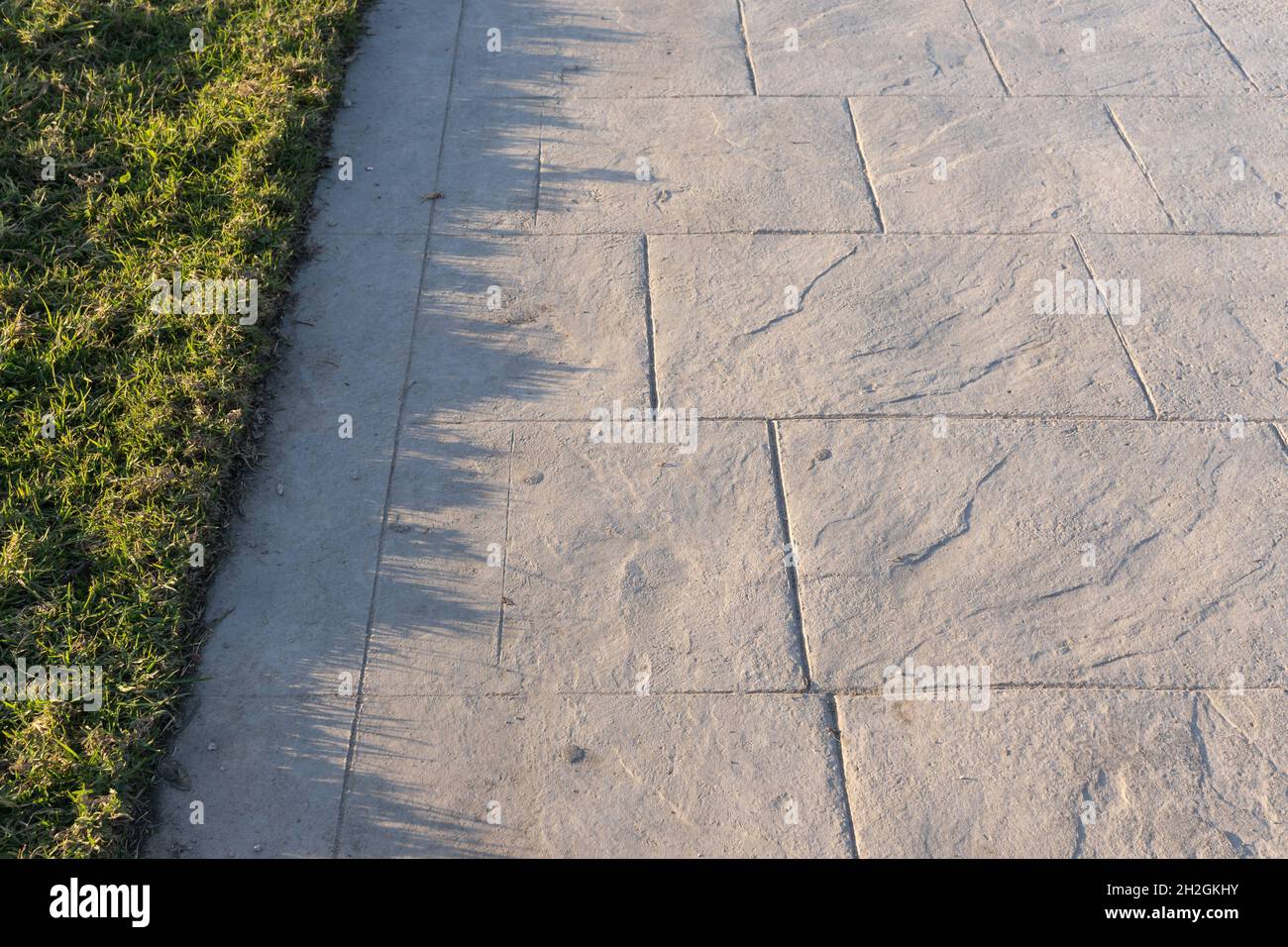 Pavimento in calcestruzzo stampato ardesia pietra motivo, colori decorativi e texture di pavimentazione ardesia pietra piastrelle su pavimenti in cemento decorativo esterno Foto Stock