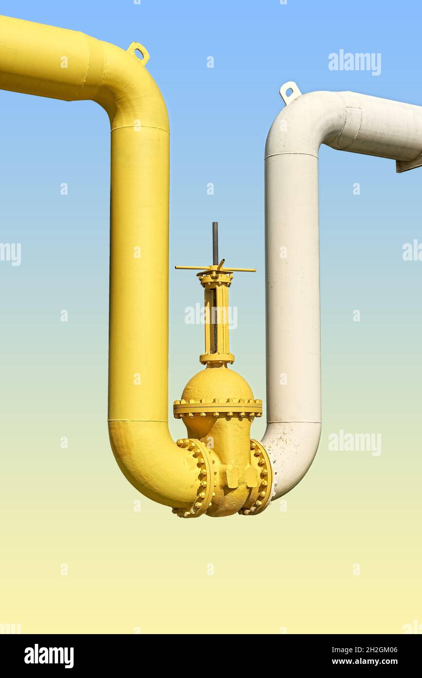 Grande valvola di intercettazione dell'acqua con flange e leva sul sistema di tubazioni isolate su sfondo blu a gradiente giallo Foto Stock