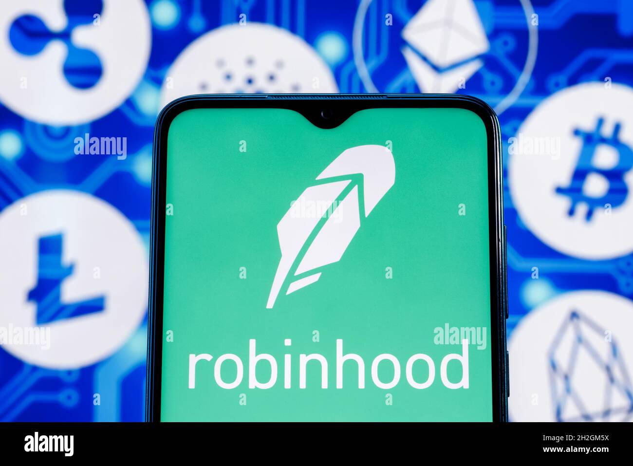 Robinhood Markets è un'azienda americana di broker-dealer. Logo Robinhood sullo schermo dello smartphone sullo sfondo delle principali criptovalute. Foto Stock