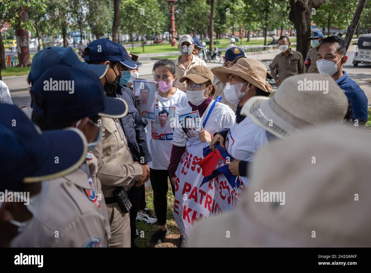 Phnom Penh, Cambogia. 22 ottobre 2021. Le autorità locali si confrontano con i manifestanti durante la manifestazione. Le mogli dei membri dell'opposizione cambogiani incarcerati si dimostrano all'esterno dell'ambasciata francese a Phnom Penh un giorno prima del trentesimo anniversario della firma degli accordi di pace di Parigi. I manifestanti hanno invitato il governo cambogiano a rispettare gli accordi. (Foto di Andy Ball/SOPA Images/Sipa USA) Credit: Sipa USA/Alamy Live News Foto Stock