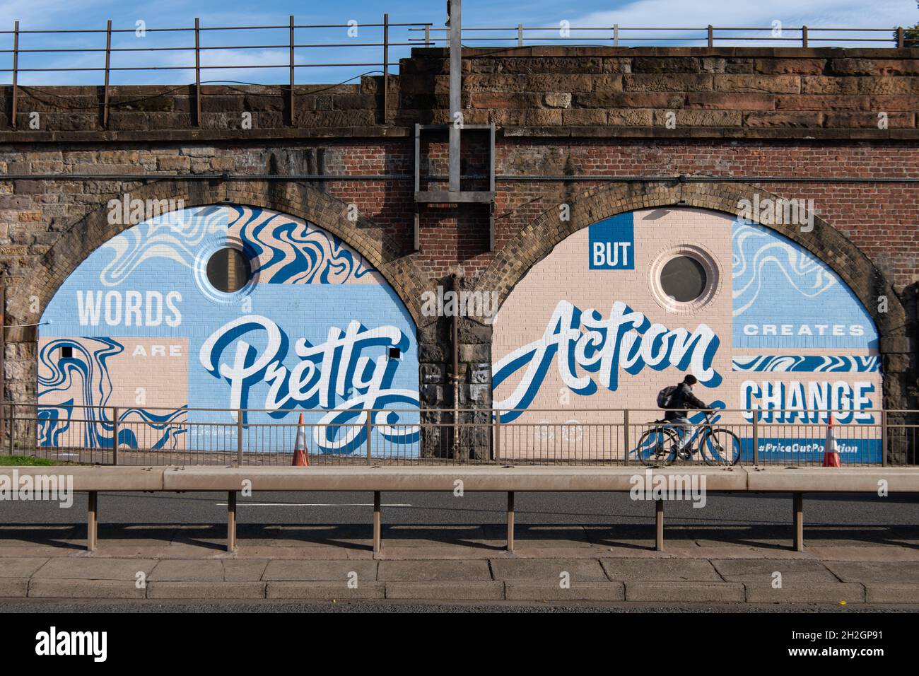Zero Carbon Campaign #priceoutpollution murale 'le parole sono Pretty ma l'azione crea cambiamento' murale, Glasgow, Scozia, UK Foto Stock