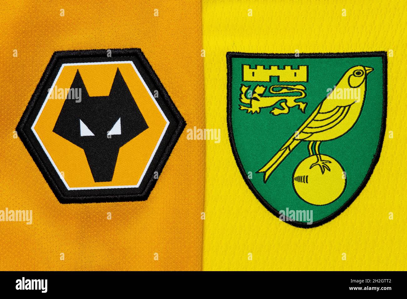 Primo piano di Wolverhampton Wanderers e Norwich City club crest. Foto Stock