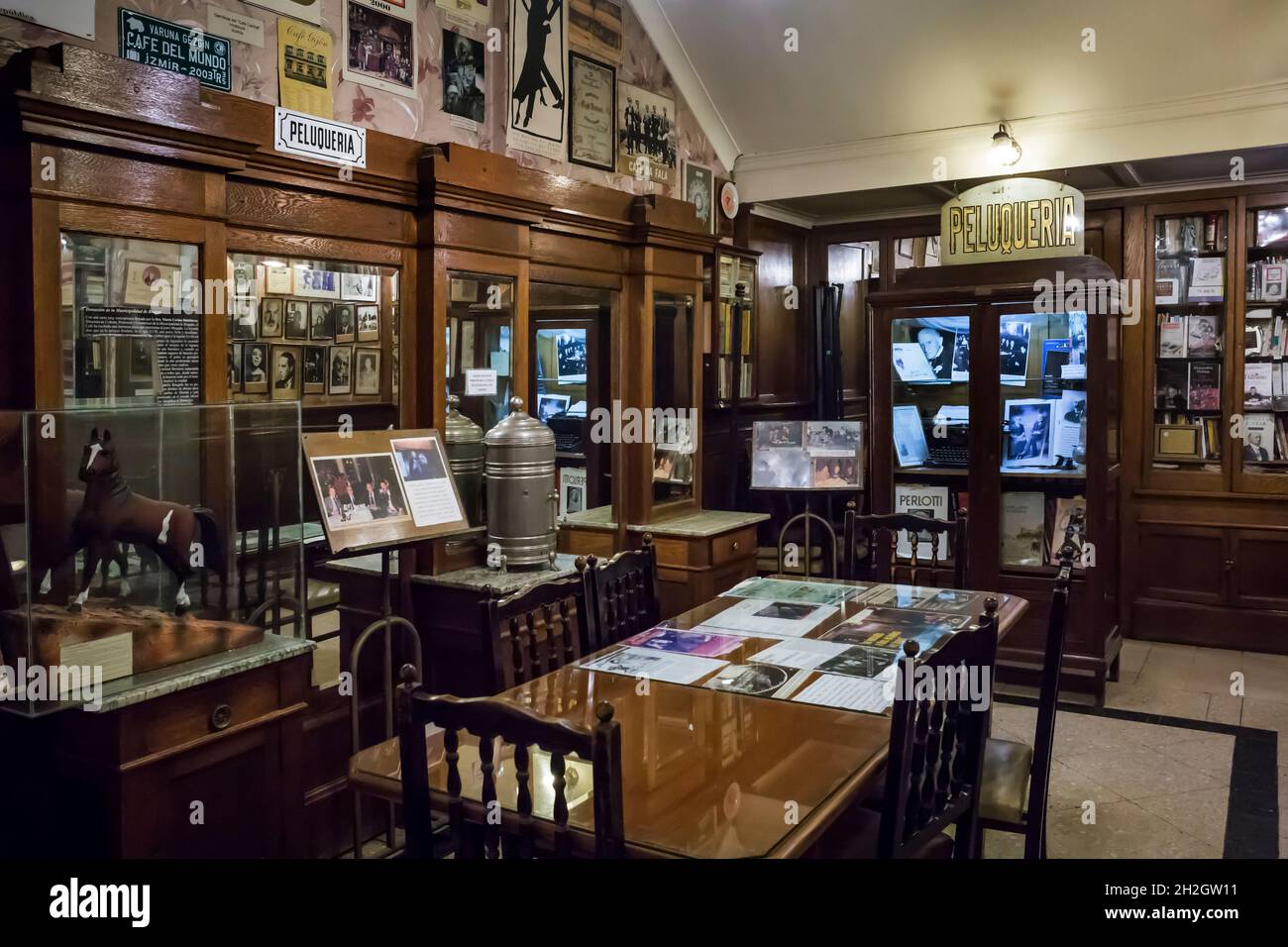 Vista orizzontale dei cimeli retrò nella vecchia zona barbiere del Café Tortoni (il caffè più antico della città), Microcentro, Buenos Aires Foto Stock